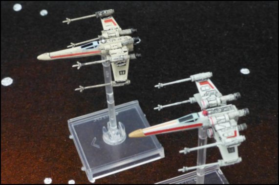 Comparaison d'un X-Wing standard (en haut  gauche) et du X-Wing d'escorte (en bas  droite)